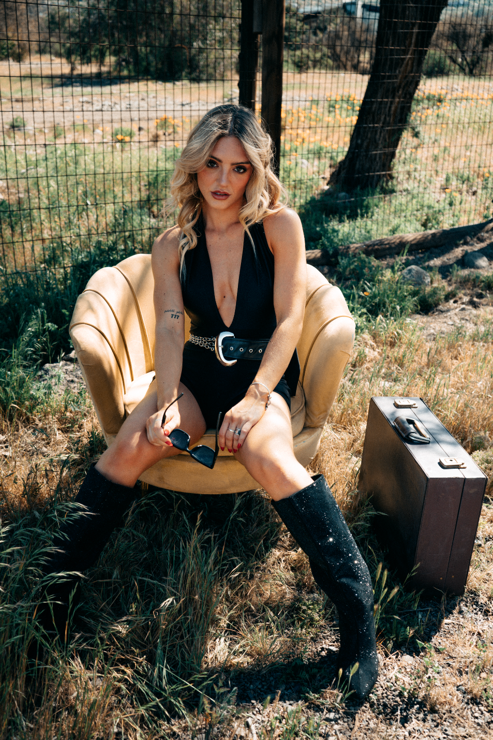 Enterito black lazos by Cate Ceccarelli (incluye cinturón cadenas)