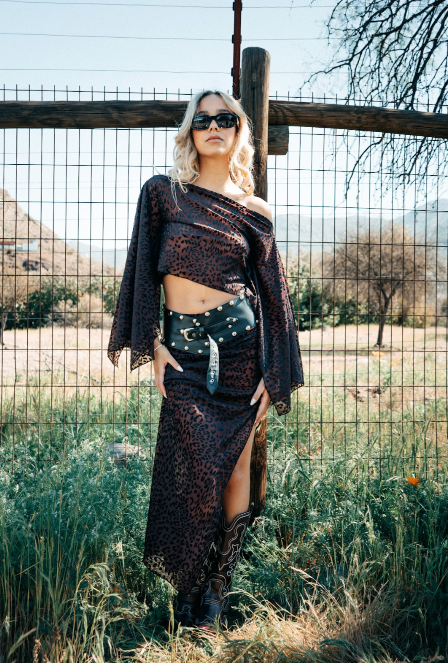 Top capa animal print malla by Cate Ceccarelli